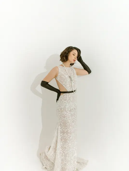 Babak pertama: Dulu menampilkan 11 koleksi, yang beberapa menggunakan upcycle material dari koleksi sebelumnya. Bramanta Wijaya melakukan redesign dan repurpose, seperti embroidery, crystal, pearl, beads yang masih bisa digunakan, dirangkai ulang menjadi pakaian baru dan relevan. Foto: Document/Bramanta Wijaya.