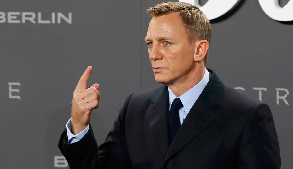 Pemeran James Bond 007, Daniel Craig berpose diatas karpet merah saat menghadiri premiere film terbarunya James Bond 007 "Spectre" di Berlin, Jerman, (28/10/2015). Spectre merupakan judul ke-24 dari seri film James Bond. (REUTERS/Fabrizio Bensch)