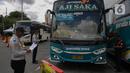 Petugas melakukan ramp check pada bus di Terminal Kalideres, Jakarta, Rabu (18/12/2024). (Liputan6.com/Angga Yuniar)