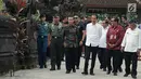 Presiden Joko Widodo atau Jokowi  meninjau pelaksanaan padat karya di Desa Kukuh, Kecamatan Marga, Tabanan, Bali, Jumat (23/2). Jokowi menyatakan program padat karya diharapkan dapat meningkatkan daya beli masyarakat. (Liputan6.com/Pool/Biro Pers Setpres)