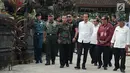 Presiden Joko Widodo atau Jokowi  meninjau pelaksanaan padat karya di Desa Kukuh, Kecamatan Marga, Tabanan, Bali, Jumat (23/2). Jokowi menyatakan program padat karya diharapkan dapat meningkatkan daya beli masyarakat. (Liputan6.com/Pool/Biro Pers Setpres)