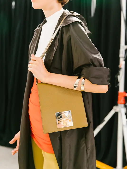 Semua look jadi semakin ringan dengan sentuhan keunikan. Seperti kejutan tas tangan dengan acid colors. [Foto: Dok. Tory Burch]