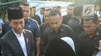 Presiden Joko Widodo bersalaman dengan warga usai melaksanakan salat id Hari Raya Idul Fitri 1 Syawal 1439 H di Lapangan Astrid, Kebun Raya Bogor, Jumat (15/6). (Merdeka.com/Arie Basuki)