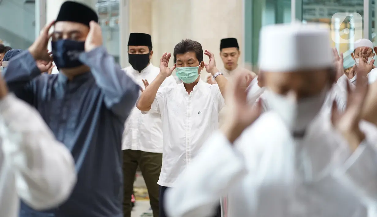 Para jemaah melaksanakan salat Idul Adha di Masjid Fatahillah Balai Kota, Jumat (31/7/2020). Salat yang diikuti para pejabat Pemprov DKI Jakarta tersebut digelar dengan menerapkan protokol kesehatan. (Liputan6.com/Immanuel Antonius)