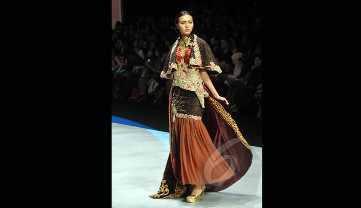 Perpaduan unik bernuansa etnik ditampilkan Fransisca di Indonesia Fashion Week 2015 di JCC, Minggu (1/3/2015). Fransisca Darmawan berhasil mengemas busana tradisinal menjadi kebaya modern (Liputan6.com/Panji Diksana)