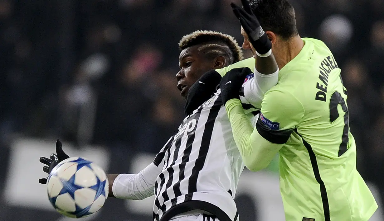 Gelandang Juventus, Paul Pogba (kiri) berusaha mengontrol bola dari kawalan bek City, Martin Demichelis  pada laga Liga Champions di Juventus Stadium, Turin, Italia, Kamis (26/11).  Juventus menang atas City dengan skor 1-0. (Reuters/Giorgio Perottino)