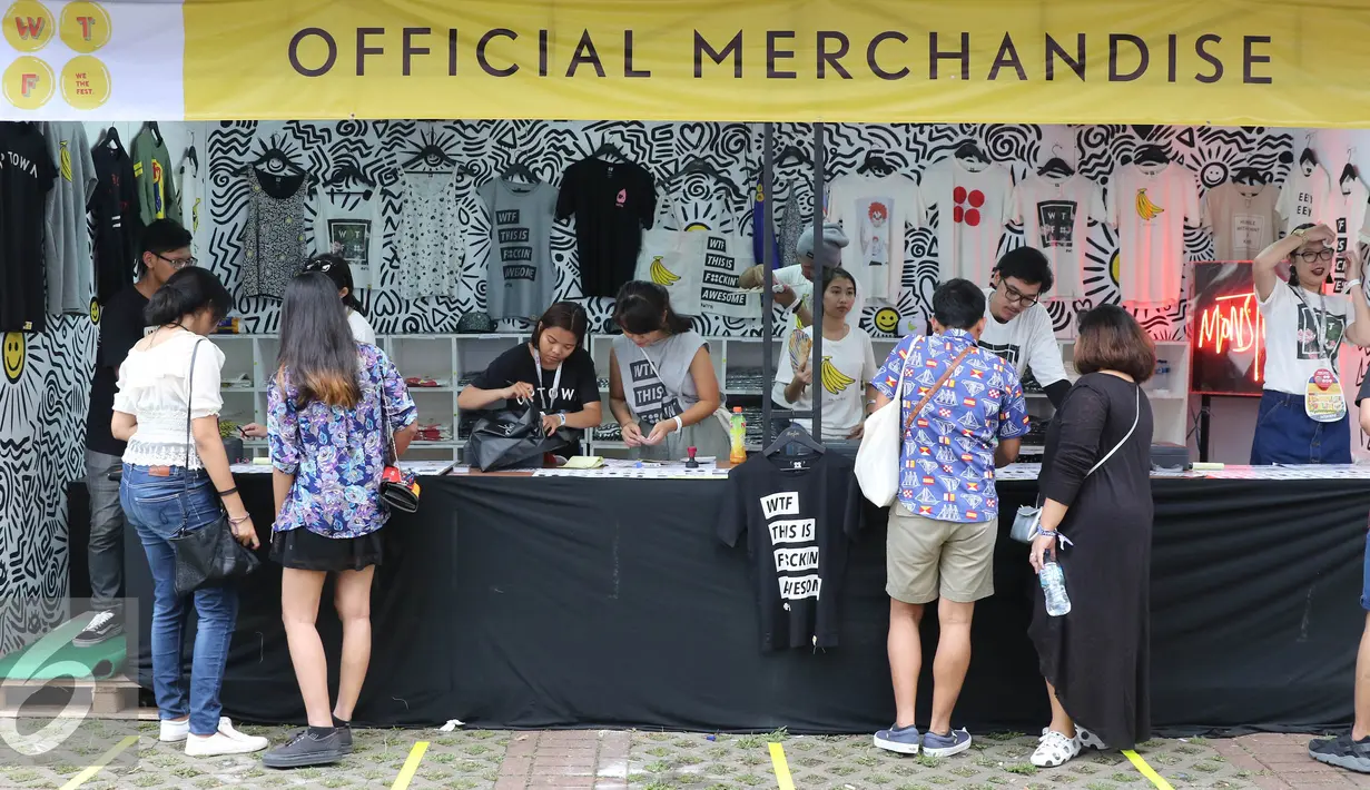 Pengunjung melihat stand merchandise di We The Fest 2016 yang digelar di Parkir Timur Senayan, Jakarta, Sabtu (13/8). We The Fest 2016 digelar selama dua hari, 13-14 Agustus 2016. (Liputan6.com/Herman Zakharia)