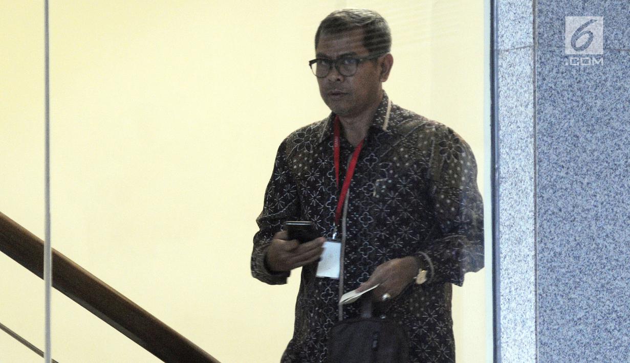 Mantan Wakil Bupati Bekasi, Rohim Mintareja menuju ruangan pemeriksaan di Gedung KPK, Jakarta, Kamis (24/1). Rohim Mintareja diperiksa sebagai saksi untuk tersangka Bupati nonaktif Neneng Hasanah Yasin. (Merdeka.com/Dwi Narwoko)