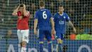 Bek MU, Matteo Darmian, tampak kecewa gagal mencetak gol ke gawang Leicester pada laga Liga Premier Inggris di Stadion King Power, Inggris, Sabtu (28/11/2015). (AFP Photo/Oli Scarff)