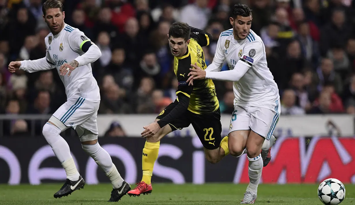 Bek Real Madrid, Theo Hernandez (kanan) berebut bola dengan gelandang Borussia Dortmund, Christian Pulisic pada laga fase Grup H Liga Champions 2017/2018 di Santiago Bernabeu Stadium, Madrid (6/12/2017). Bersama Real Madrid pada musim 2017/2018, Theo Hernandez turut membawa Real Madrid lolos ke semifinal Liga Champions hingga akhirnya menjadi juara. Sayang, ia hanya duduk di bangku cadangan mulai babak 16 besar hingga laga final. Ia hanya tampil 3 kali di fase grup. (AFP/Javier Soriano)
