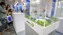 Pengunjung mencari informasi tentang produk yang ditampilkan dalam pameran Indonesia Energy and Engineering (IEE) Energy Week Series 2024 di JIExpo Kemayoran, Jakarta, Jumat (30/8/2024). (Liputan6.com/Herman Zakharia)