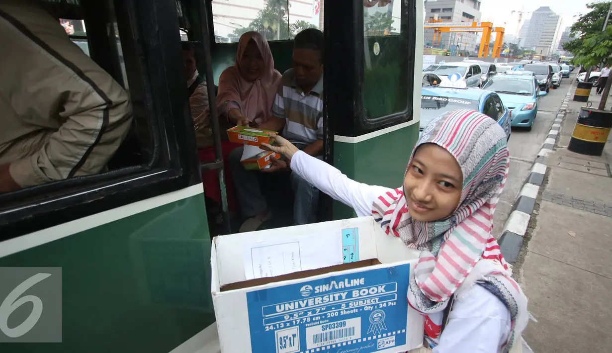 Bulan Ramadan tahun ini, APP Sinar Mas membagikan 5.000 takjil di lebih dari 20 masjid sekitar Jabodetabek serta kawasan Bundaran HI, Jakarta (24/6). (Liputan6.com/ Immanuel Antonius)