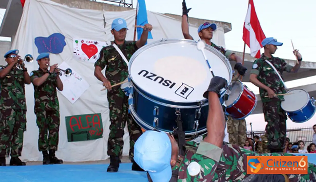 Para Prajurit TNI memanfaatkan peralatan Korsik untuk menciptakan sebuah grup marching band yang berjumlah 24 personel. (Pengirim: Badarudin Bakri)