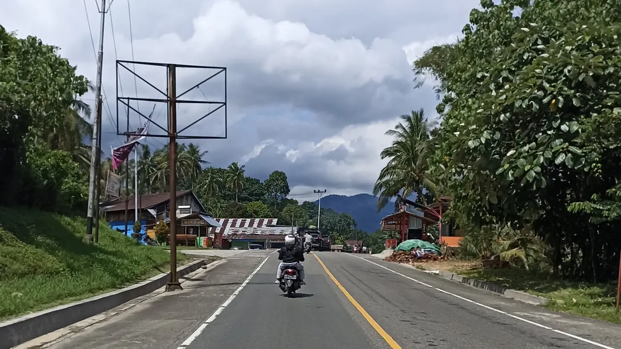 Jalur lalu lintas satu arah Padang - Bukittinggi dalam masa Lebaran 2023. (Liputan6.com)