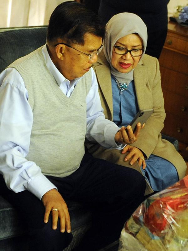 Wakil Presiden Jusuf Kalla bersama Mufidah Kalla mendapat ucapan selamat ulang tahun dari cucunya melalui panggilan video saat melakukan kunjungan kerja di Jenewa, Swiss, Rabu (15/5/2019). JK berulangtahun yang ke-77. (Liputan6.com/Tim Media Wapres)