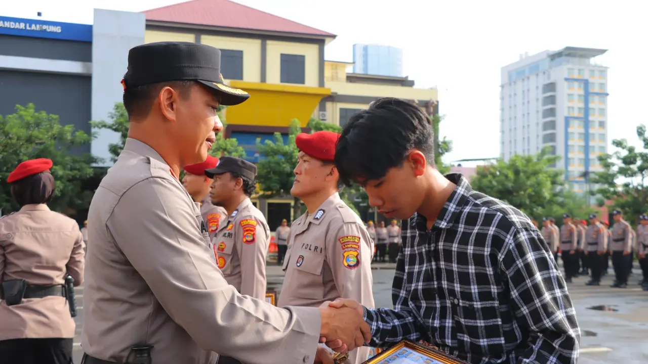 Ahmad Razky mendapat penghargaan dari Kapolresta Bandar Lampung, Kombes Pol Abdul Waras karena berhasil menggagalkan aksi pencurian. Foto : (Polresta Bandar Lampung)