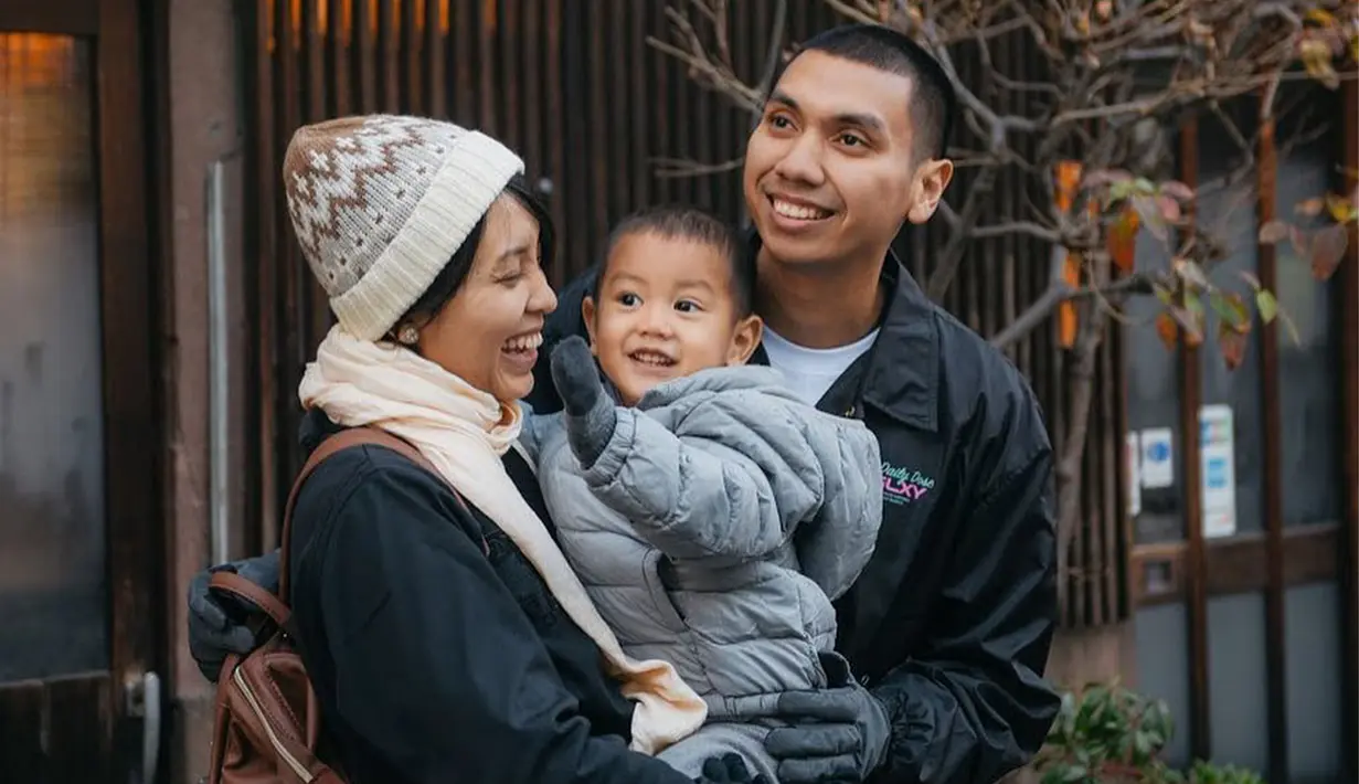 Pasangan ini pun sering membagikan momen bahagia di saat liburan salah satunya di saat mereka jalan-jalan ke Jepang. (Liputan6.com/IG/@dilahadju26)