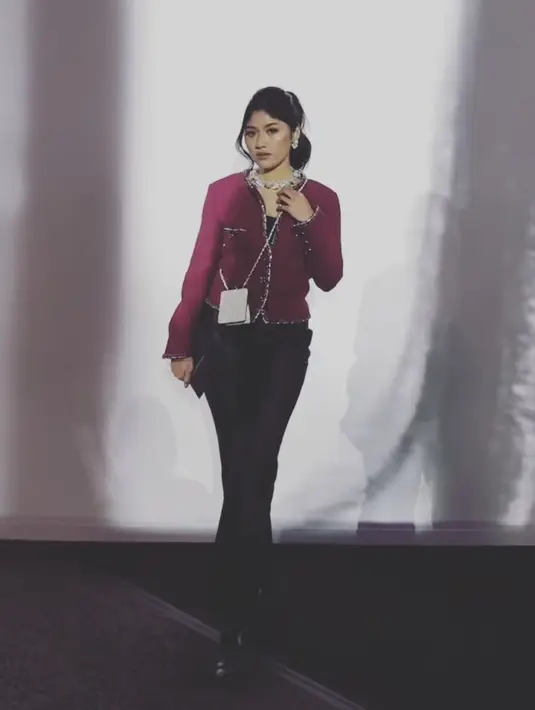 Erina tampil mengenakan blazer warna fuschia dengan membawa sling bag mini warna putih. Credit: Instagram (@erinagudono)