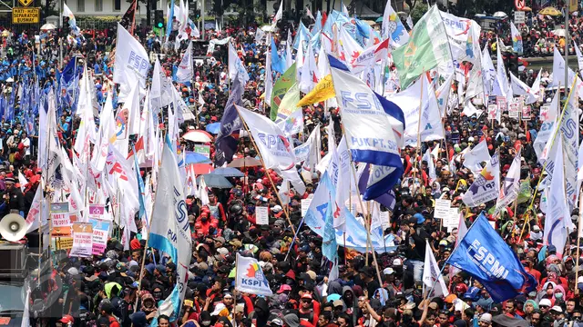 Massa Buruh Padati Kawasan Patung Kuda-Jakarta- Helmi Fithriansyah-20170501