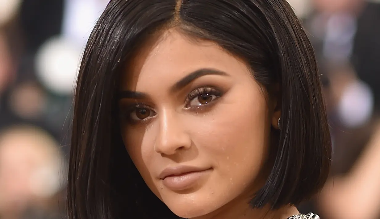 Kylie Jenner memang terkenal dengan julukan ratu Snapchat. Pasalnya, adik kandung Kendall Jenner tersebut selalu mengupdate kegiatan hari-harinya lewat akun sosial media Snapchat. (AFP/Bintang.com) 