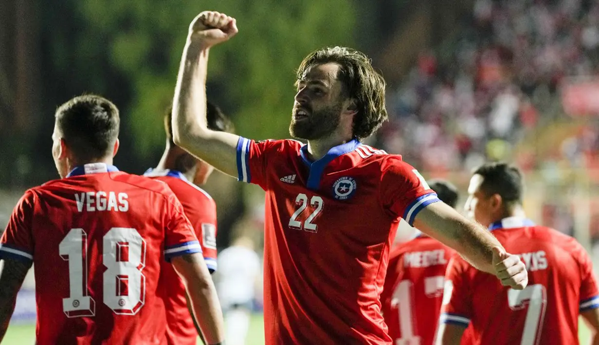 Pemain Chile Ben Brereton melakukan selebrasi usai mencetak gol ke gawang Argentina pada pertandingan sepak bola Kualifikasi Piala Dunia 2022 di Stadion Zorros del Desierto, Calama, Chile, 27 Januari 2022. Argentina menang 2-1. (Esteban Felix/POOL/AFP)