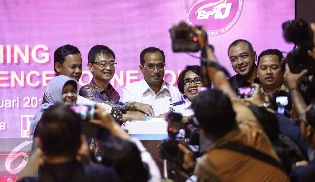 Menhub Budi Karya Sumadi menekan tombol menandakan peluncuran Jabodetabek Residence Connexion di Jakarta, Selasa (14/2). JR Connexion ini diharapkan membantu masyarakat untuk  mendapatkan angkutan yang cepat, murah dan akurat. (Liputan6.com/Faizal Fanani)