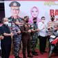 Kapolda Riau memberikan hadiah sepeda motor kepada peserta vaksin lansia di Kota Dumai. (Liputan6.com/M Syukur)