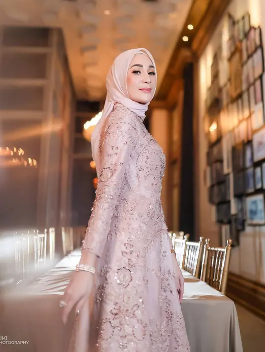 Pemilik nama lengkap Rien Wartia Trigina itu tampil begitu anggun dengan dress warna merah muda. Penampilan Erin Taulany terlihat begitu berkelas dan elegan di hari ulang tahunnya.(Liputan6.com/IG/@erintaulany)