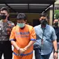 WS (45), Kepala Desa Klantingsari Sidoarjo, ditangkap polisi karena pungli. (Dian Kurniawan/Liputan6.com)