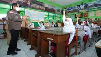 Wali Kota Malang, Sutiaji, di depan para siswa yang mulai belajar lagi setelah sekolah tatap muka resmi mulai dijalankan pada Senin, 19 april 2021 (Humas Pemkot Malang)
