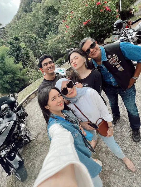 Seru-seruan bersama keluarga, menjadi salah satu momen penting yang membahagiakan. Sebagai seorang gadis muda yang sukses di dunia hiburan, banyak sekali dukungan dari kedua orang tua dan saudaranya selama ini di dalam kariernya. Bersama keluarga, Beby pun terlihat selalu kompak. (Liputan6.com/IG/@bebytsabina)