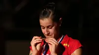 Pebulutangkis tunggal putri Spanyol, Carolina Marin, berpose dengan medali emas Kejuaraan Dunia Bulutangkis 2015 setelah mengalahkan pebulutangkis India, Saina Nehwal di Istora Gelora Bung Karno, Senayan, Jakarta. Minggu (16/8/2015). (Bola.com/Arief Bagus