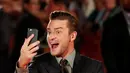 Ekspresi penyanyi Justin Timberlake saat berselfie setibanya di karpet merah film "Justin Timberlake and the Tennessee Kids" pada Toronto International Film Festival (TIFF) ke-41, di Toronto, Kanada, Selasa (13/9). (REUTERS/Mark Blinch)