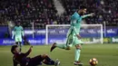 Lionel Messi berhasil mengecoh pemain Eibar, Takashi Inui pada lanjutan La Liga Spanyol di Municipal de Ipurua, Eibar, (22/1/2017). Barcelona menang 4-0.(AP/Alvaro Barrientos)