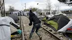 Seorang imigran melempar batu ke arah polisi Makedonia di Desa Idomeni, Yunani (28/11/2015). (REUTERS/Yannis Behrakis)
