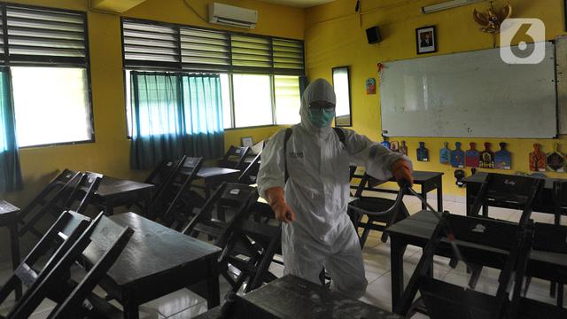 Antisipasi Virus Corona, PMI Semprot Disinfektan Sekolah di Jakarta