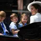 Pangeran Louis, Putri Charlotte, dan Pangeran George bersama ibunda mereka, Kate Middleton, naik kereta kuda selama Parade Ulang Tahun Ratu, Trooping the Colour, sebagai bagian dari perayaan ulang tahun platinum Ratu Elizabeth II, di London pada 2 Juni 2022. (DANIEL LEAL / AFP / POOL)