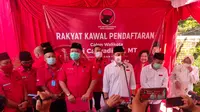 Pasangan Eri Cahyadi dan Armuji bersiap mendaftar Pilkada ke KPU Kota Surabaya.(Liputan6.com/ Dian Kurniawan)