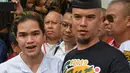 Sepintas, kaos yang dikenakan seperti logo salah satu pusat perbelanjaan. Namun saat diperhatikan lebih jelas, logo tersebut diplesetkan dengan tulisan #2019GantiPresiden. (Adrian Putra/Bintang.com)