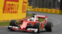 Pebalap Ferrari, Sebastian Vettel, menjalani kualifikasi GP Australia di Sirkuit Albert Park, Melbourne, Sabtu (19/3/2016). Vettel menjadi yang tercepat ketiga dengan catatan waktu 1 menit 24,675 detik. (Twitter/@F1)