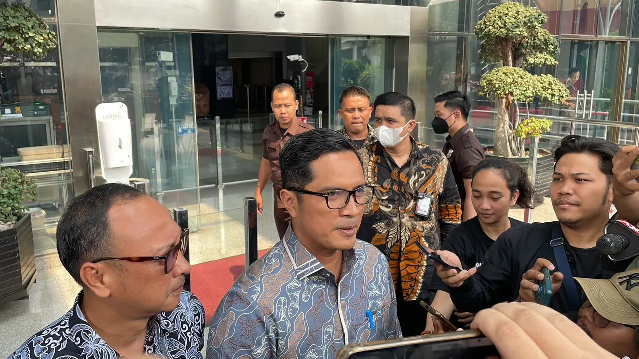 Mantan Juru Bicara Komisi Pemberantasan Korupsi (KPK) Febri Diansyah memenuhi panggilan tim penyidik KPK terkait korupsi di Kementerian Pertanian (Kementan), Senin (2/10/2023). (Liputan6.com/Fachrur Rozie)