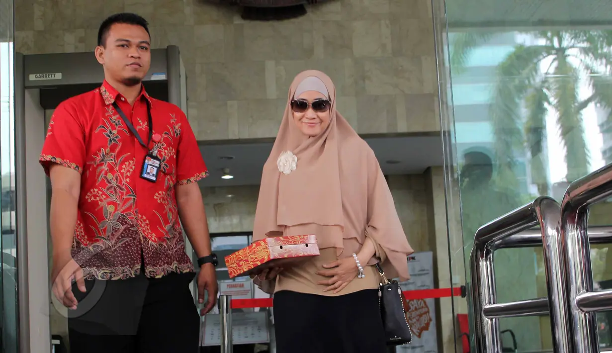 Meidiana Hutomo keluar gedung KPK usai dimintai keterangan oleh Penyidik KPK di Jakarta, Jumat (29/5/2015). Mediana Hutomo diperiksa sebagai saksi terkait kasus dugaan korupsi pengadaan alat kesehatan (alkes) di Kemenkes. (Liputan6.com/Helmi Afandi)