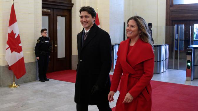 File foto 5 Desember 2019, PM Kanada, Justin Trudeau dan istrinya, Sophie Gregorie Trudeau tiba untuk menyampaikan pidato di Senat Kanada. Istri PM Kanada dinyatakan positif Virus Corona COVID-19 pada Kamis 12 Maret setelah mulai merasa sakit pada Rabu malam sekembalinya dari London. (Dave Chan/AFP)