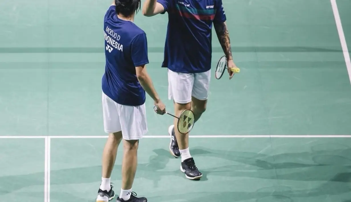 Mengenakan kaus jersey biru navy yang seragam dengan yang dikenakan Vincent, padu padannya dengan celana pendek berwarna putih polos. [Foto: Instagram/rhnvnxx]