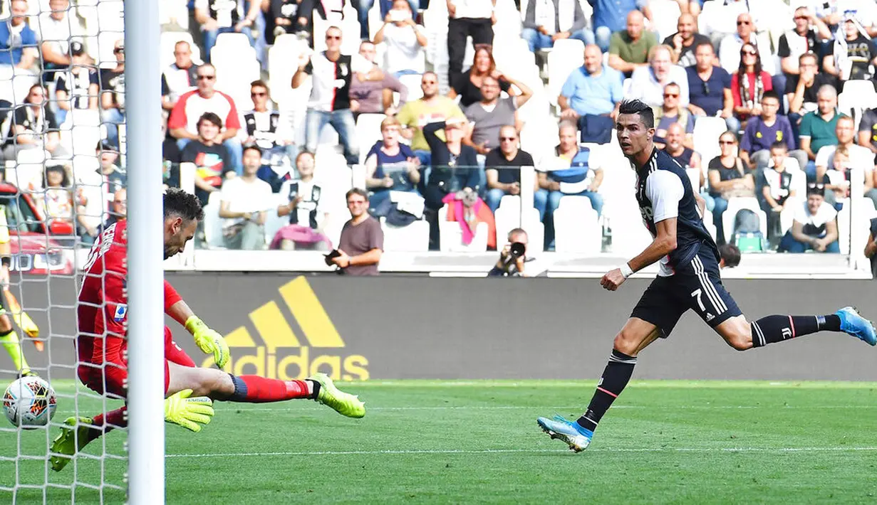 Striker Juventus, Cristiano Ronaldo, mencetak gol ke gawang SPAL pada laga Serie A di Stadion Allianz, Sabtu (28/9). Juventus menang 2-0 atas SPAL. (AP/Alessandro Di Marco)