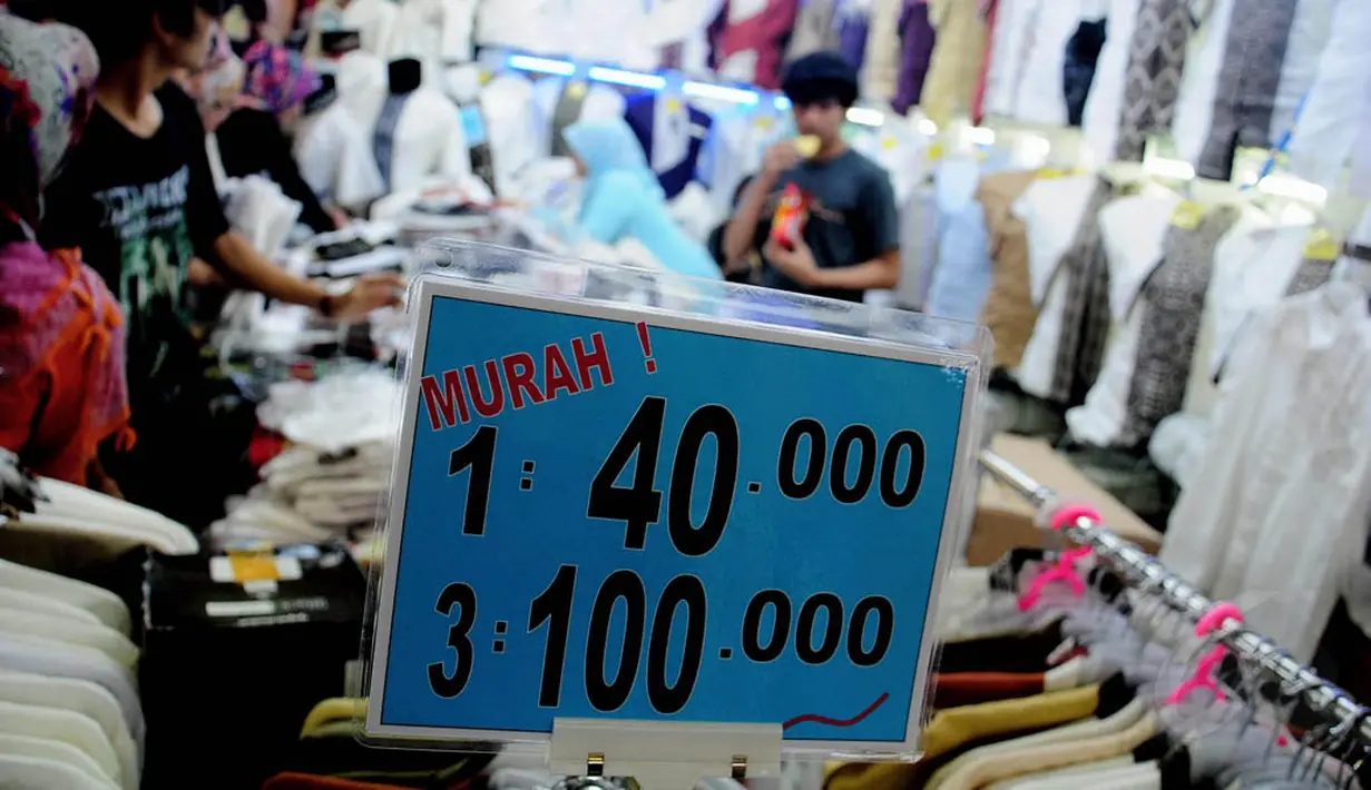 Sejumlah pedagang di Pasar Tanah Abang memberikan diskon untuk menarik pembeli, Jakarta, Kamis (26/6/14). (Liputan6.com/Faizal Fanani)