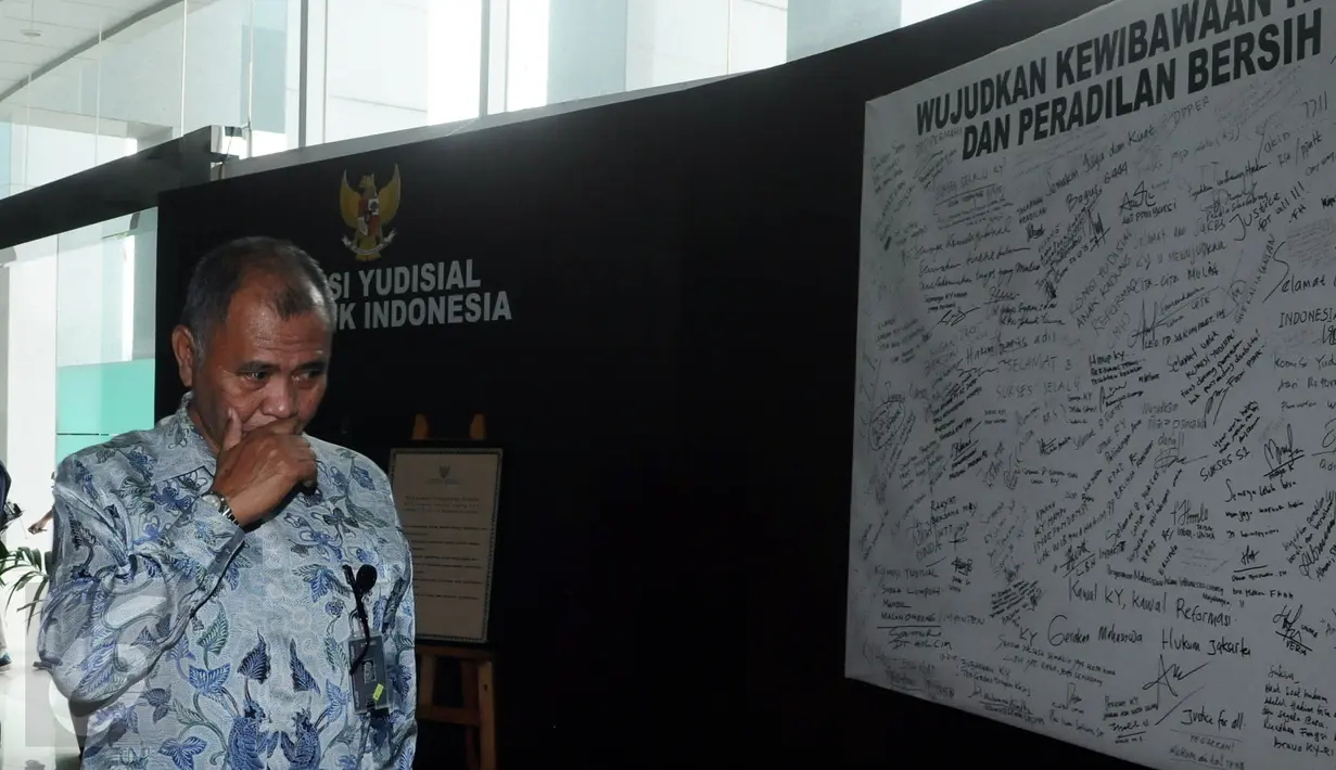 Ketua KPK, Agus Rahardjo bersiap meninggalkan gedung Komisi Yudisial usai bertemu dengan pimpinan KY, Jakarta, Rabu (6/1/2016). Pertemuan berlangsung tertutup dan membahas pembaharuan MoU kedua lembaga. (Liputan6.com/Helmi Fithriansyah)