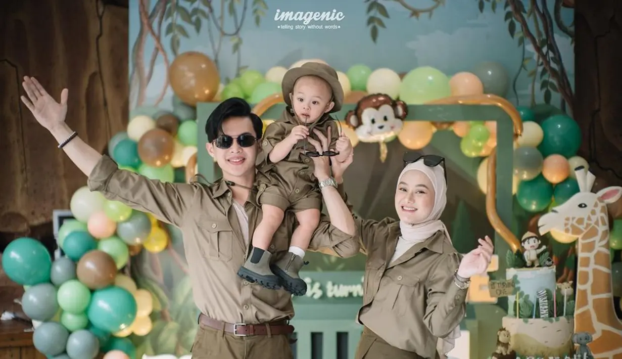 Ini adalah potret ulang tahun Arshakalif Muhammad Mbayang, anak Dinda Hauw dan Rey Mbayang yang ke-1 tahun pada Juni 2022 lalu. Usung tema safari atau kebun binatang, Rey ungkap lewat keterangan unggahannya bahwa ia ingin memperkenalkan dan ajarkan Shaka untuk cinta binatang. Dekorasi gemas dengan dominasi warna cokelat, acara ultah Shaka berlangsung meriah. (Liputan6.com/IG/@dindahw)