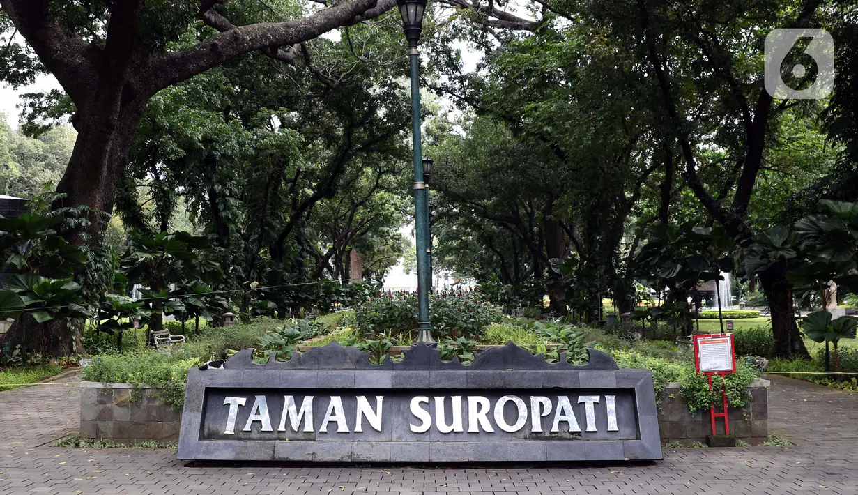 Suasana Taman Suropati di kawasan Menteng, Jakarta, Selasa (24/3/2020). Pemerintah Provinsi DKI Jakarta menutup semua Ruang Terbuka Hijau terhitung sejak 14 Maret 2020 hingga 14 hari ke depan sebagai antisipasi merebaknya virus Corona Covid-19. (Liputan6.com/Helmi Fithriansyah)