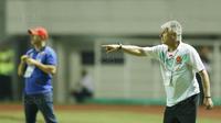 Pelatih PS TNI, Ivan Kolev, saat pertandingan melawan  Madura United pada laga Liga 1 Indonesia di Stadion Pakansari, Bogor, Senin (18/9/2017). Madura United menang 3-2 atas PS TNI. (Bola.com/M Iqbal Ichsan)